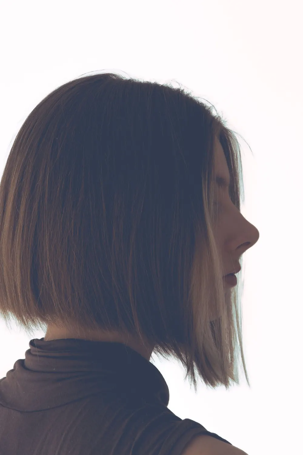 Artistic silhouette of a woman's profile with a bob haircut for a stylish and minimalist feel.